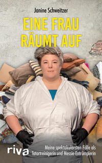 Eine Frau räumt auf