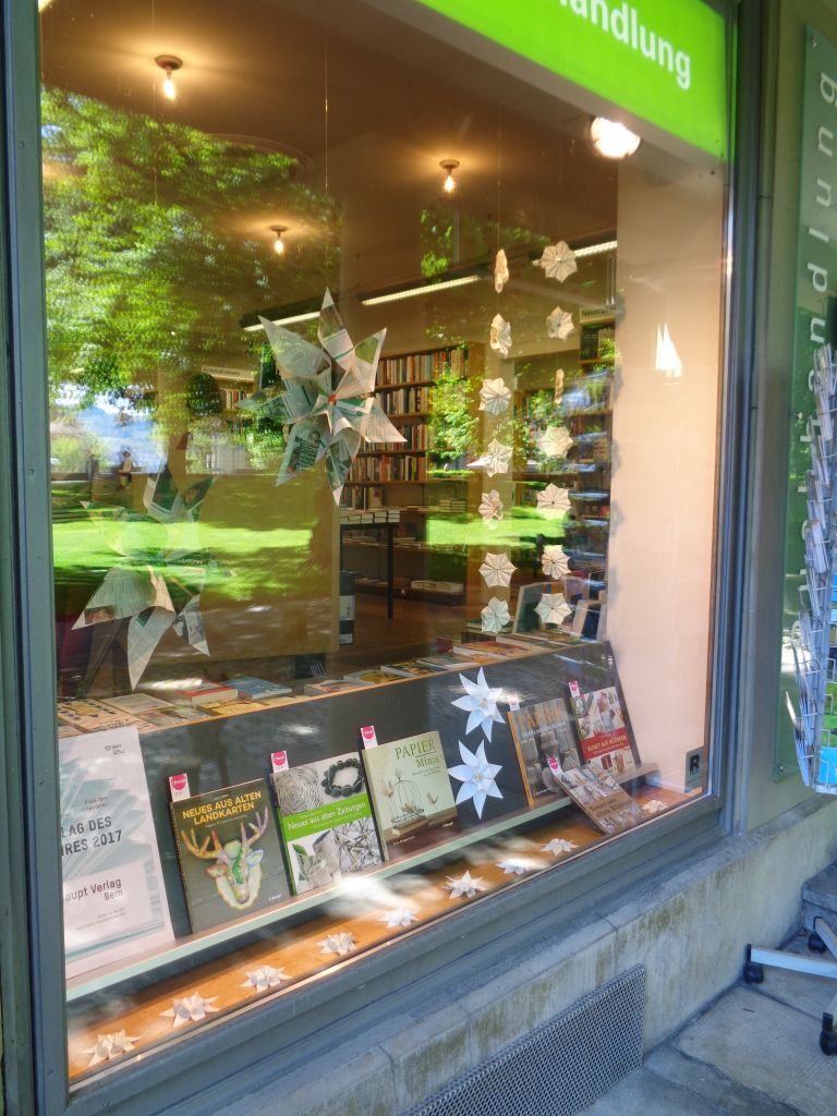 Das fertige Papier-Minis-Schaufenster